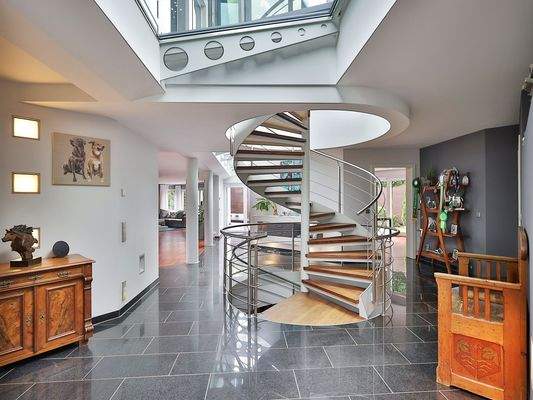 Imposanter Eingangsbereich mit Zugang zur Dachterrasse und zum Wellnessbereich im Untergeschoss