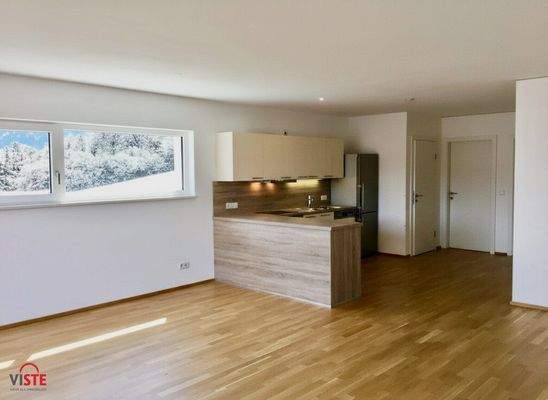 Großer heller Wohnbereich mit integrierter Küche