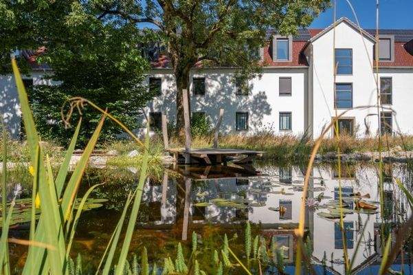 Teich - Westseite Gebäude