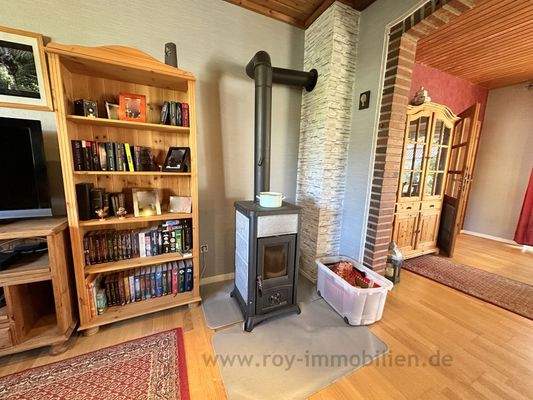 und neuwertigem Kaminofen aus 2022