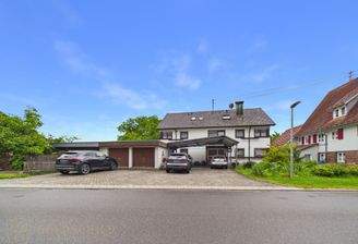 Haus mit Garagen / Carports