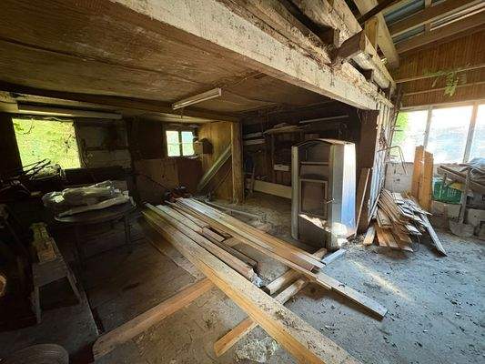 Innenansicht Nebengebäude mit Grube