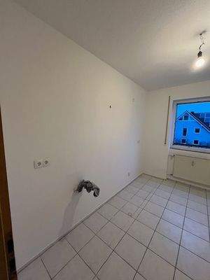 Zimmer - Platz für Ihre Küche mit Fenster