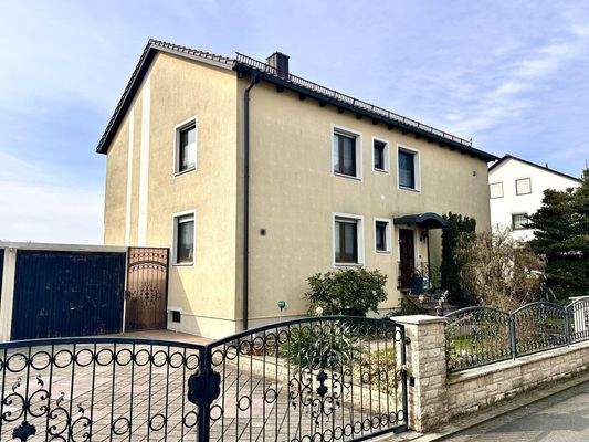 Vorderansicht mit zwei Garagen