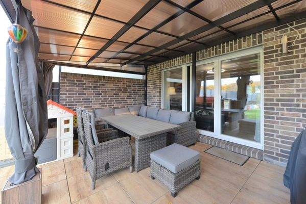 die überdachte Terrasse nutzen Sie bei jedem Wetter