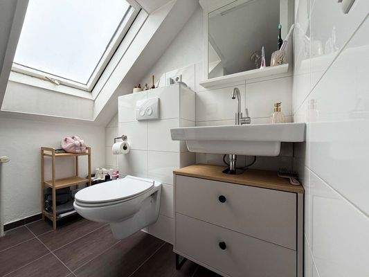 DG Badezimmer:  Der Waschtisch mit Stauraum und Tageslicht von oben