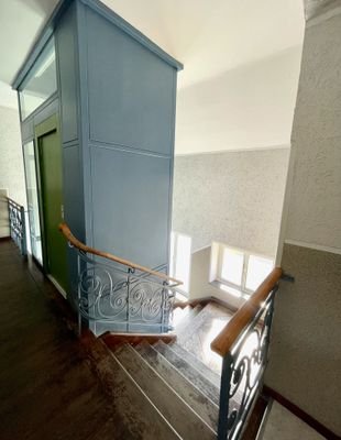Treppenhaus mit Aufzug.jpeg