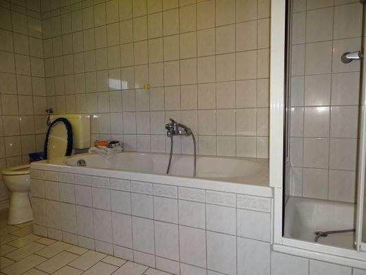 Bad mit Wanne, Dusche und WC