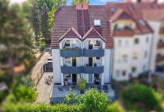 Rückansicht Gebäude mit Balkonen und Terrassen