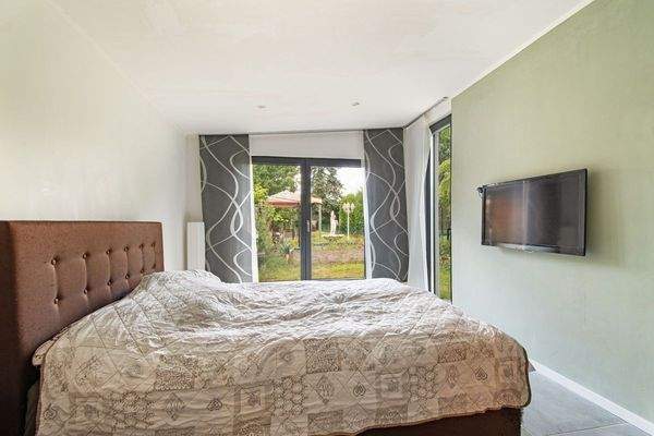 Potentielles Schlafzimmer mit eigenem Terrassenausgang