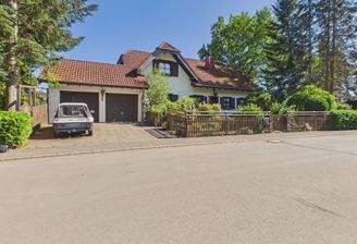 Ansicht Wohnhaus & Doppelgarage