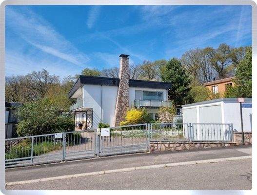 Einfahrt mit Garagen