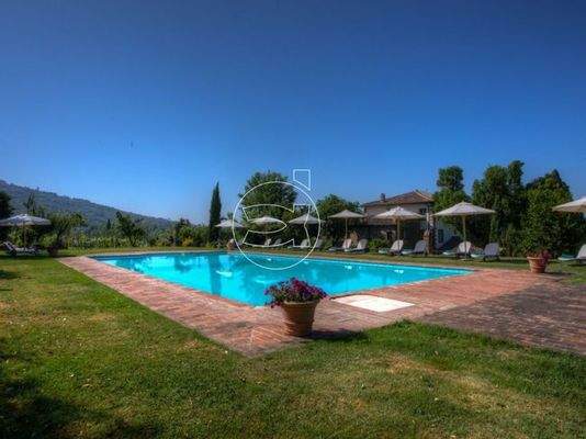 Anwesen mit 13 Schlafzimmern