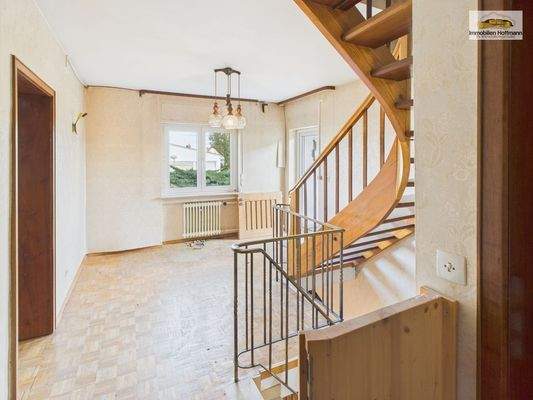 Helle Diele mit Holztreppe zu den Wohnebenen_9