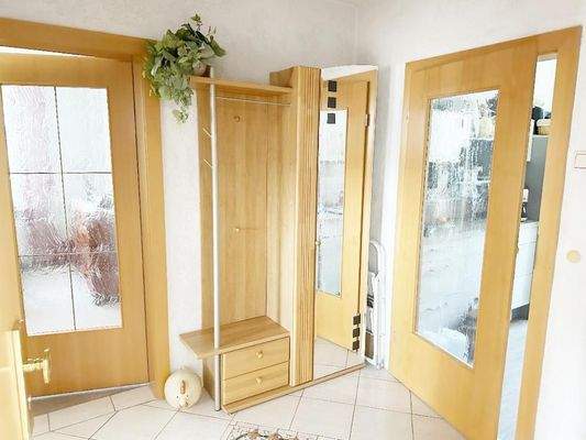 Flurbereich mit Blick Richtung Wohnzimmer und Küche (Verkauf ohne Inventar)