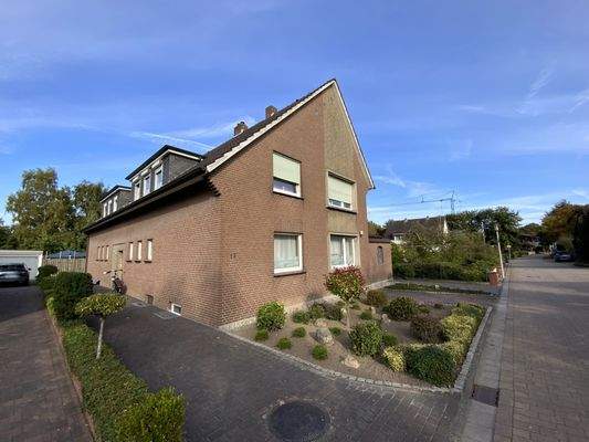 Straßenansicht, Eingang vom Haus