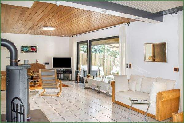 Blick vom Esszimmer ins Wohnzimmer