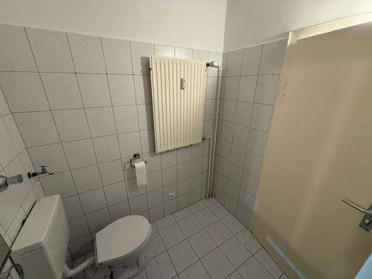 Kleines Badezimmer mit WC
