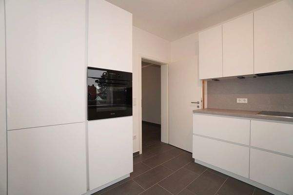 Einbauküche, Backofen und Kühlschrank