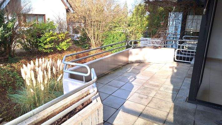 großzügige Sonnenterrasse auf der Gartenseite