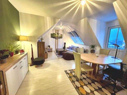 Wohn-/Esszimmer mit Zugang zum Balkon