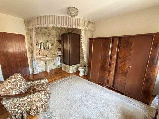 Ankleidezimmer mit Waschbecken, Dusche und Bidet