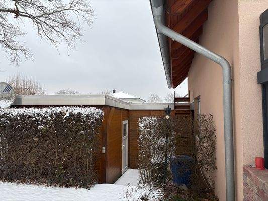 Rückseitiger Eingang zum Carport