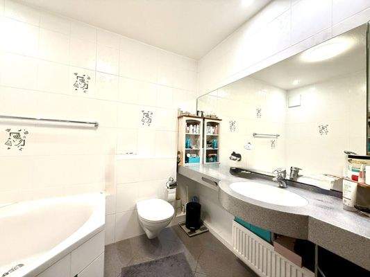 Bad mit Wanne und Dusche