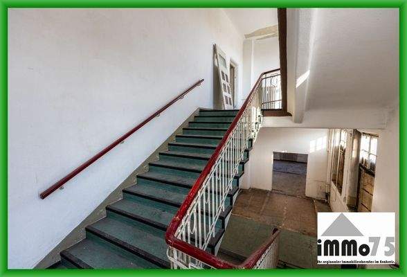 geräumiges Treppenhaus