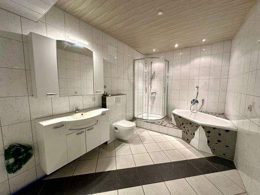 Großes Badezimmer
