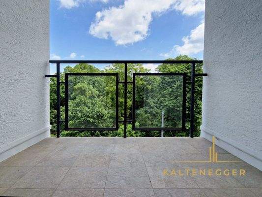 Loggia ca. 2,75 m² vom Wohnzimmer aus begehbar