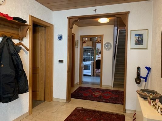 Ansicht Diele - Flur im EG mit Blick in die Küche und zum Treppenhaus