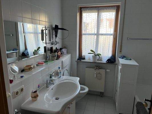 Helles Badezimmer mit Fenster