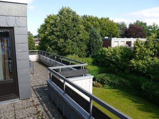 Die Dachterrasse mit Blick in den Gartenbereich