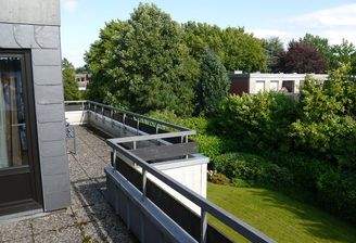 Die Dachterrasse mit Blick in den Gartenbereich