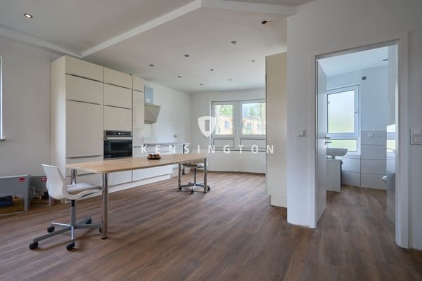 Blick zur Wohnküche mit Gäste-WC