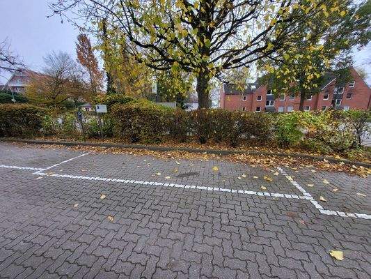 Stellplatz vor dem Gebäude