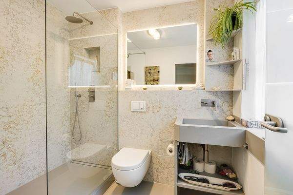 schönes Bad mit XXL-Dusche