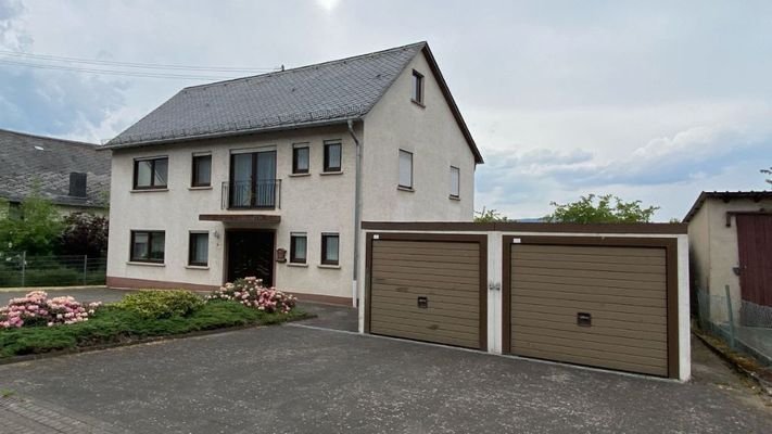 Straßenansicht mit Doppelgarage