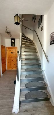 Treppe mit Aluminiumhandlauf