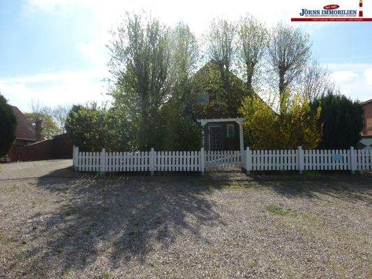 großzügige Auffahrt mit PKW Stellplätzen