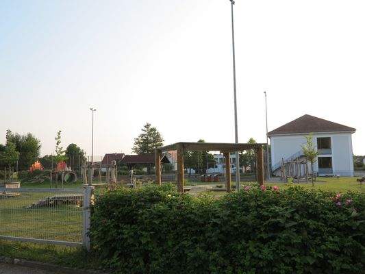 Nachbarschaft 5_Schule und Spielplatz.jpg