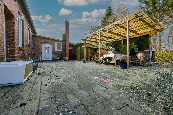 Hintere Terrasse (ohne Überdachung)