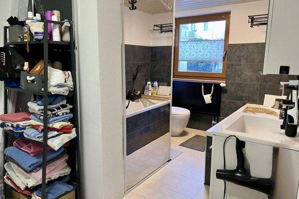 EG- Badezimmer mit Wanne und Dusche