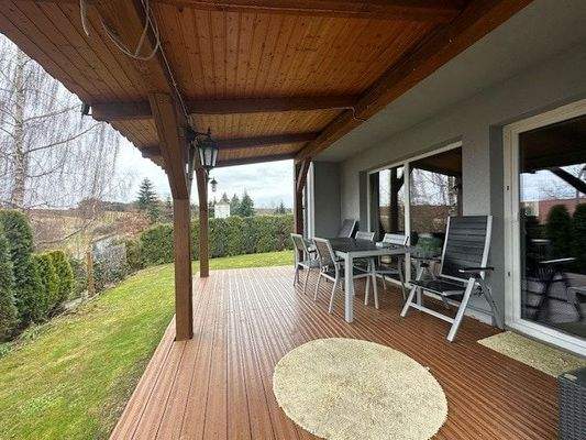 überdachte Terrasse vor Wohnzimmer