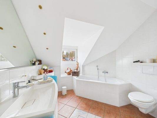 Bad mit Wanne und Dusche