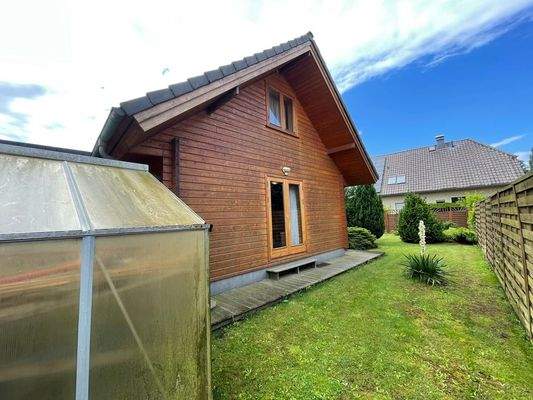 Seitenansicht mit Gewächshaus