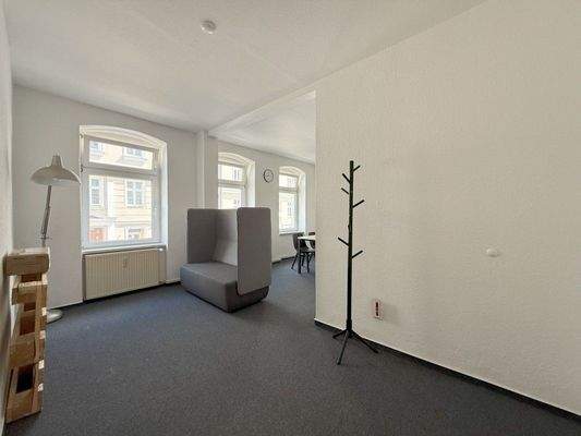 Eingangsbereich mit offenem Zugang zum Raum 2