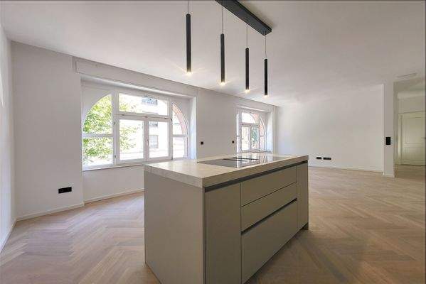 Wunderschöne Kochinsel mit modernen Hängeleuchten