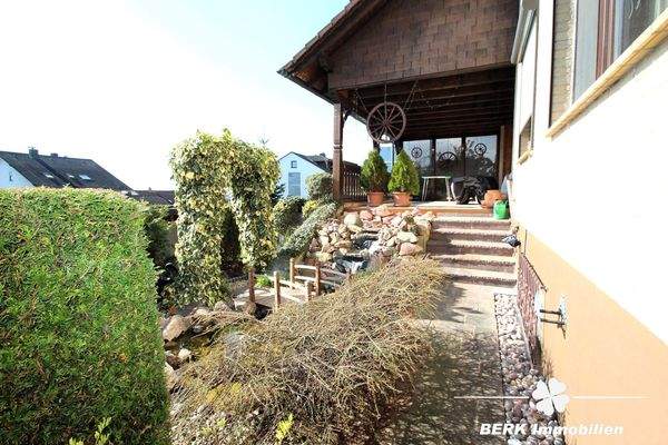 Terrasse mit Wasserfall